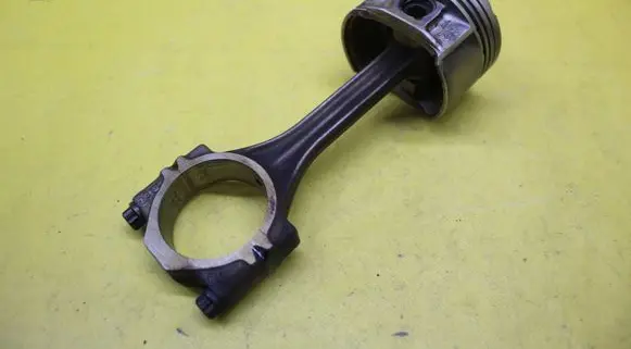 Volkswagen Polo IV 9N3 Piston with connecting rod