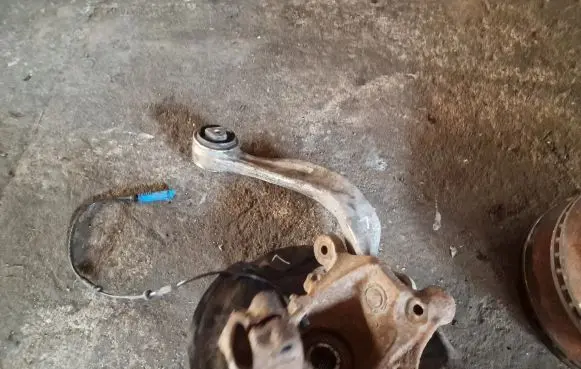 Front wheel hub