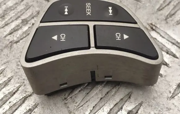 Steering wheel buttons/switches