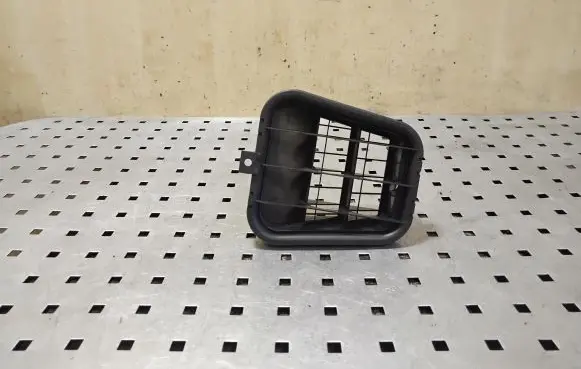 Quarter panel pressure vent