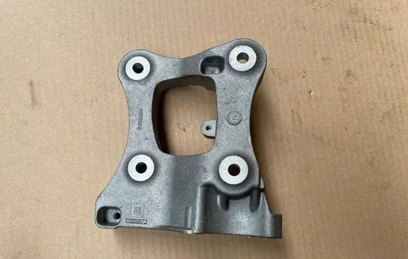 Opel Zafira B Engine mounting bracket 55588573-T