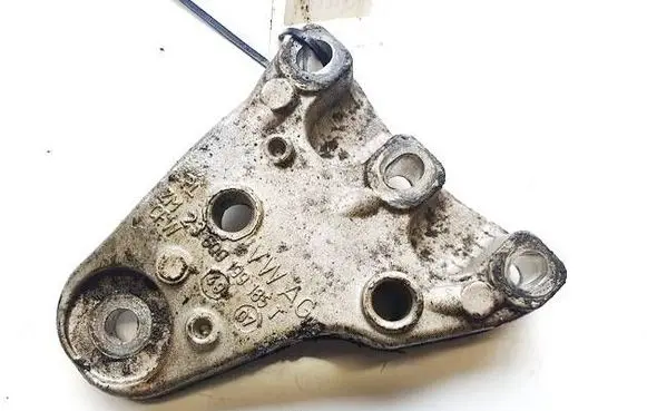 Volkswagen Polo IV 9N3 Engine mount bracket 6Q0199185T