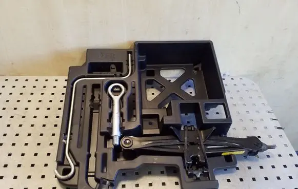 Lexus CT 200H Tool set 6477776010