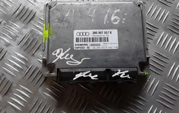 Audi A4 S4 B5 8D Engine control unit/module 3B0907557B 5WP433303