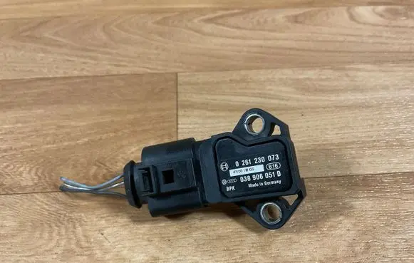 Audi A4 S4 B7 8E 8H Air pressure sensor 038906051D 0261230073