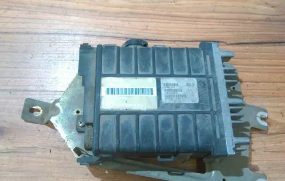 Volkswagen PASSAT B3 Engine control unit/module 0261200261 443907311b