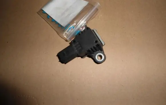 KIA Carens III Airbag deployment crash/impact sensor