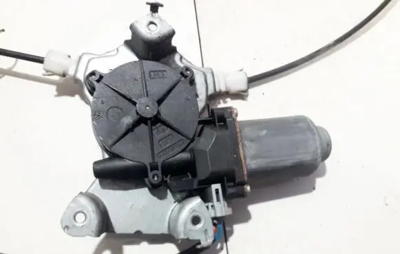 Nissan Almera N16 Front door window regulator motor 400601t6