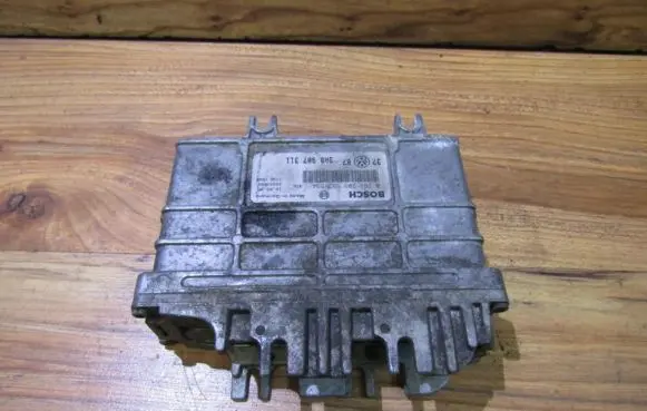 Volkswagen Golf III Engine control unit/module 0261203593 3A0907311
