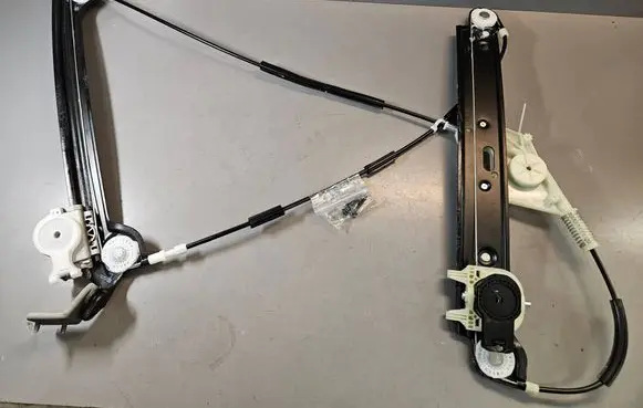 BMW 1 E81 E87 Front door electric window regulator 7165596 51337165596