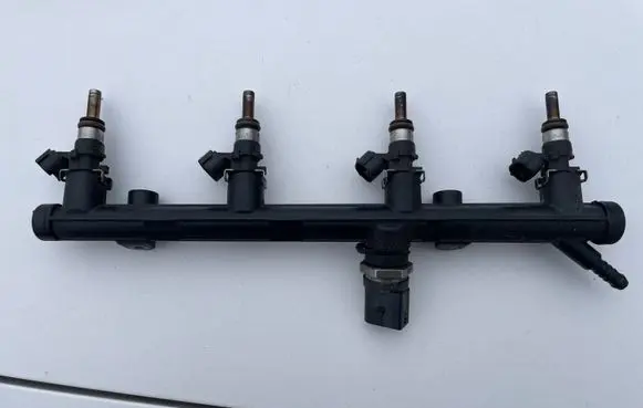 Audi TT TTS RS Mk3 8S Fuel distributor 06K133681A