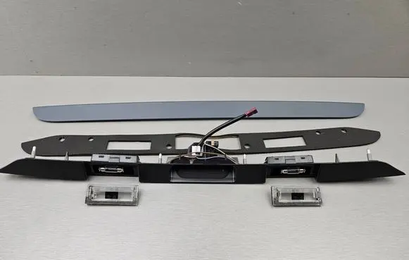 BMW 5 E39 Trunk door license plate light bar 8185790 51138185790