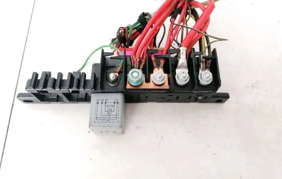 Volkswagen PASSAT B5 Fuse box set 8L0941822A 896083000