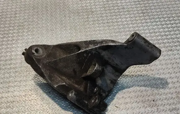 Engine mounting bracket