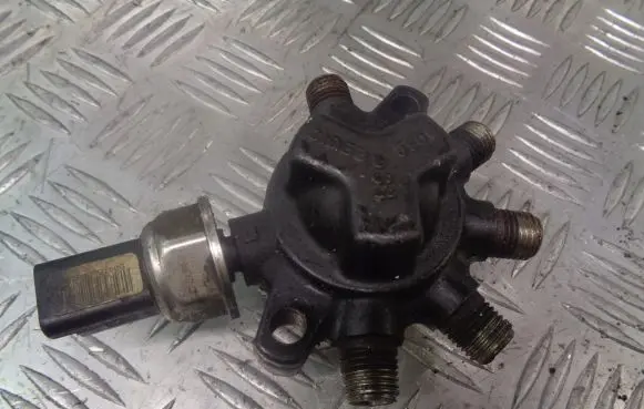 Nissan Almera N16 Fuel distributor R9144Z010D