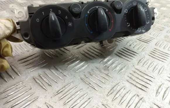 Ford Focus C-MAX Climate control unit 69607003