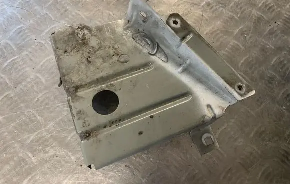 Renault Master III Fender mounting bracket 631221215R