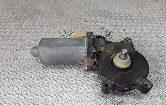 BMW 3 E46 Front door window regulator motor 0130821716