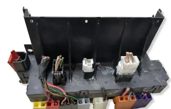 Opel Astra H Fuse module 080451 51667