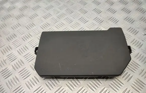 Volkswagen Crafter Fuse box cover 7C0882337