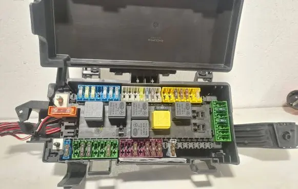 Mercedes-Benz ML W166 Fuse module A1665460143