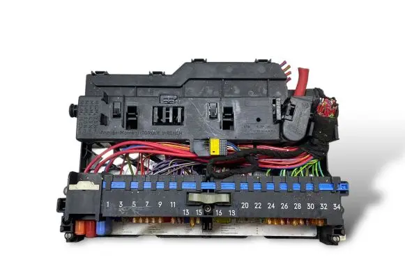 BMW X3 E83 Fuse module 18500000001 MR200411261 90100977
