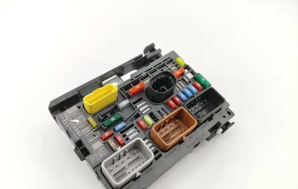 Citroen Berlingo Fuse module 9807028880