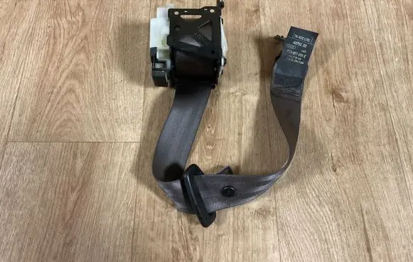 Audi A4 S4 B6 8E 8H Rear seatbelt 8E5857805E 6075202 DATE091100