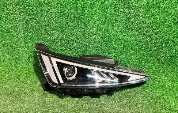 Hyundai Elantra VI Headlight/headlamp 92102F2