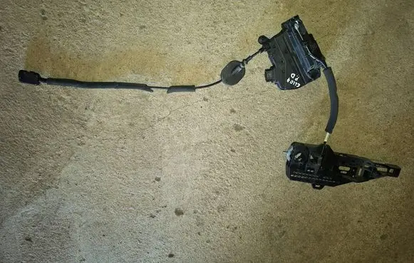 Renault Clio IV Front door lock 805024563R