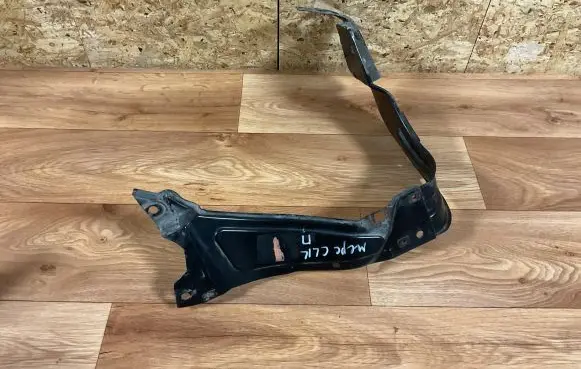Mercedes-Benz C W203 Fender mounting bracket