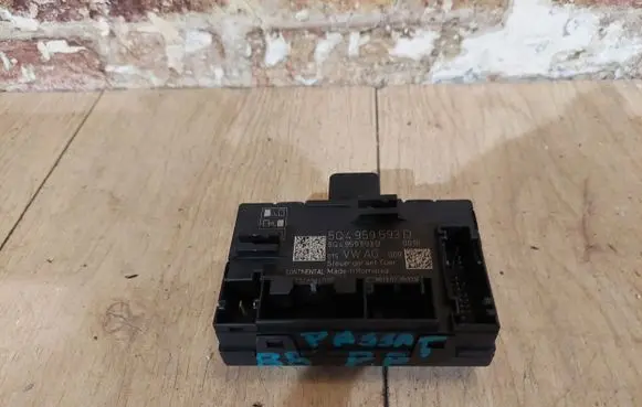 Volkswagen PASSAT B8 Door control unit/module