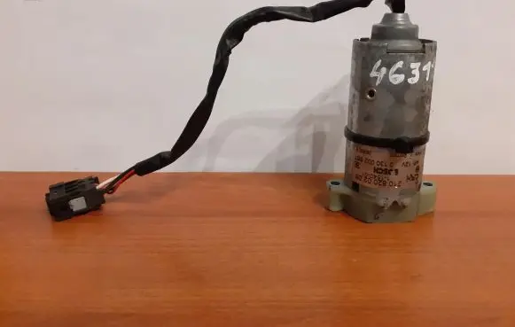 Mercedes-Benz E W210 Seat adjustment motor 2108200208 4631