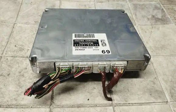 Toyota Avensis T250 Engine control unit/module 8966105690 1758006323