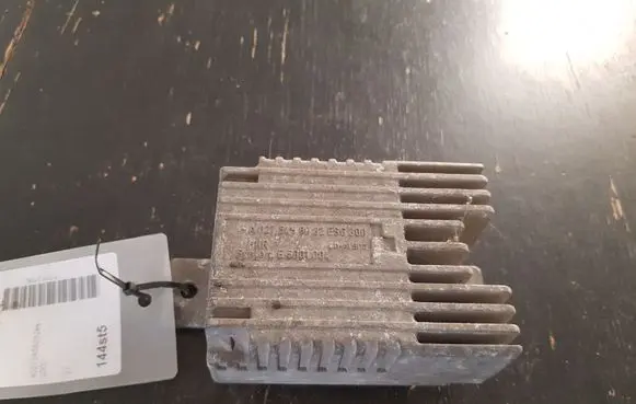 Mercedes-Benz E W210 Coolant fan relay 0275458032