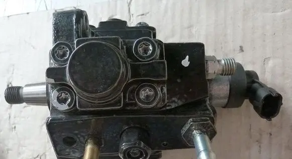 Opel Astra H Fuel injection high pressure pump 0445010193T