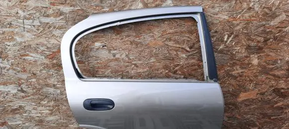 Nissan Almera Tino Rear door