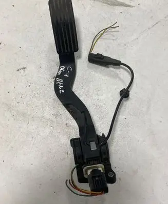 Accelerator throttle pedal