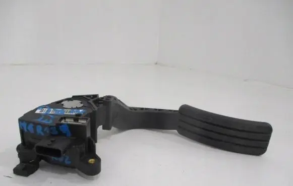 Accelerator throttle pedal