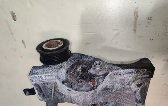 Opel Astra J A/C compressor mount bracket 55582510