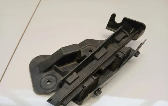 Volkswagen Golf Plus Front bumper mounting bracket 5M0807936