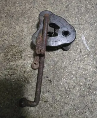 BMW 3 E46 Muffler mount bracket/holder 7785775