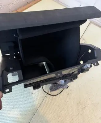 Peugeot 3008 II Glove box E0323036