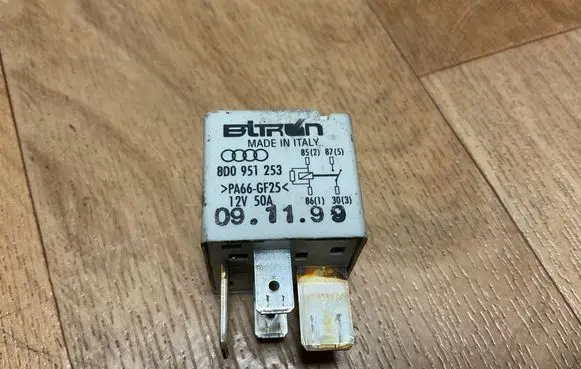 Volkswagen PASSAT B5 Other relay 8D0951253
