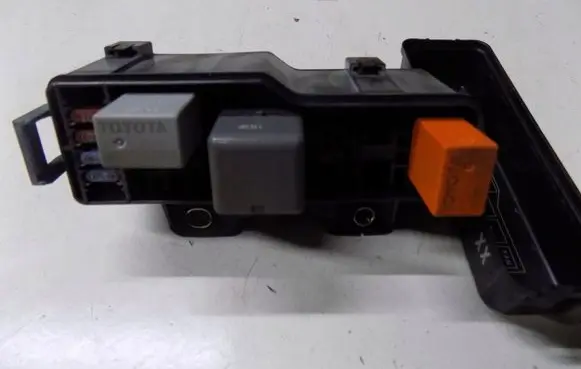 Toyota Corolla Verso AR10 Relay mounting block 893742389