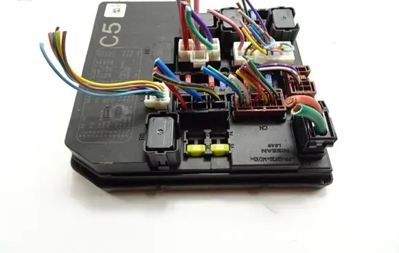 Nissan Juke I F15 Fuse module 284B71KA0D 52683KF07 2701035907