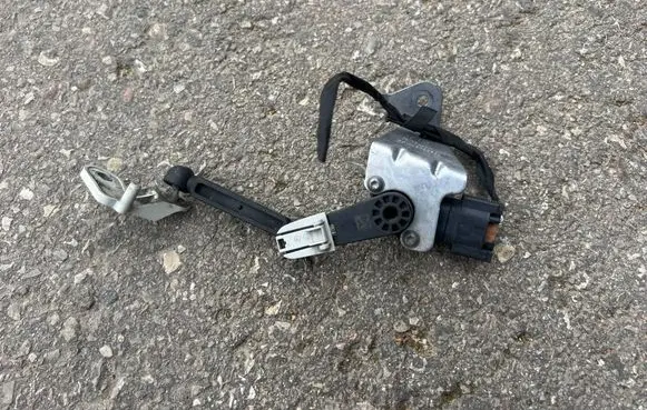 BMW i4 Rear air suspension level height sensor 6895466 6895649