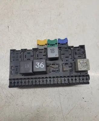 Volkswagen PASSAT B4 Fuse box set 357937039