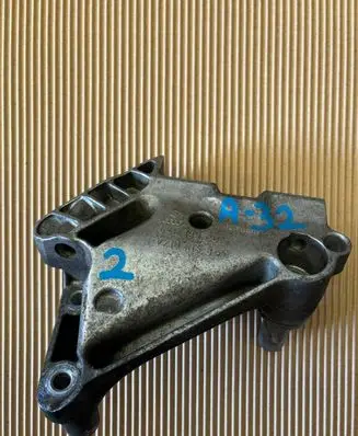 Engine mounting bracket