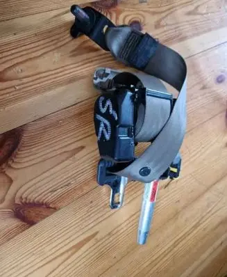 Volvo S80 Middle seatbelt (rear) 39969467